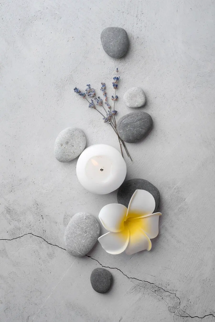 Bougie, fleur et pierres zen